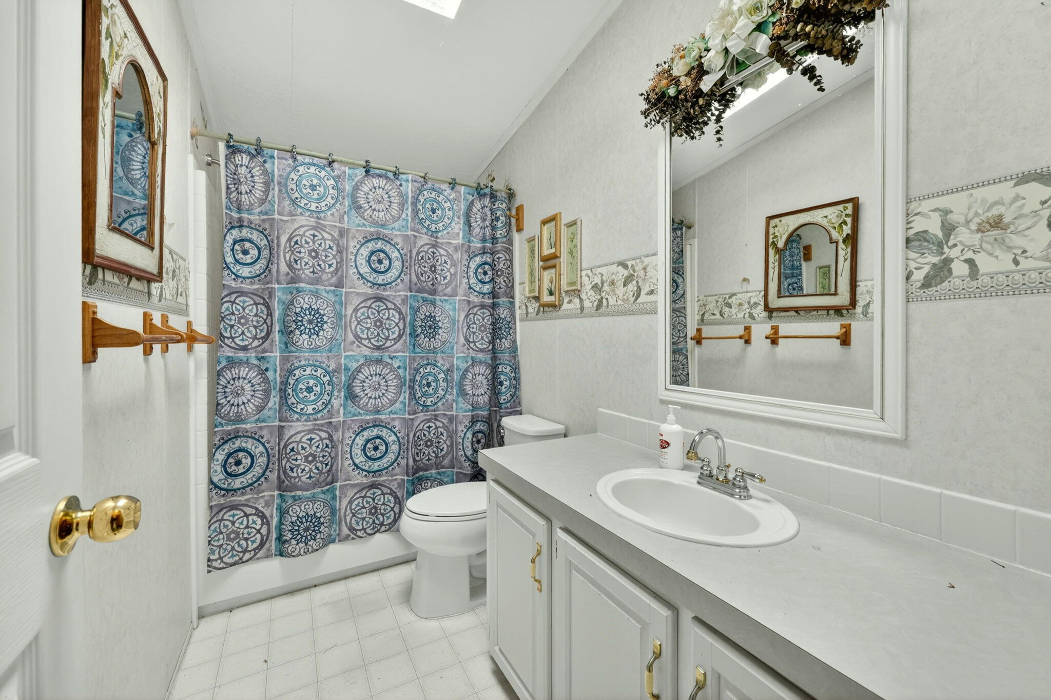 1374 West Linn Road Eagle Point, OR 97524 - Photo 30 of 45 Bathroom