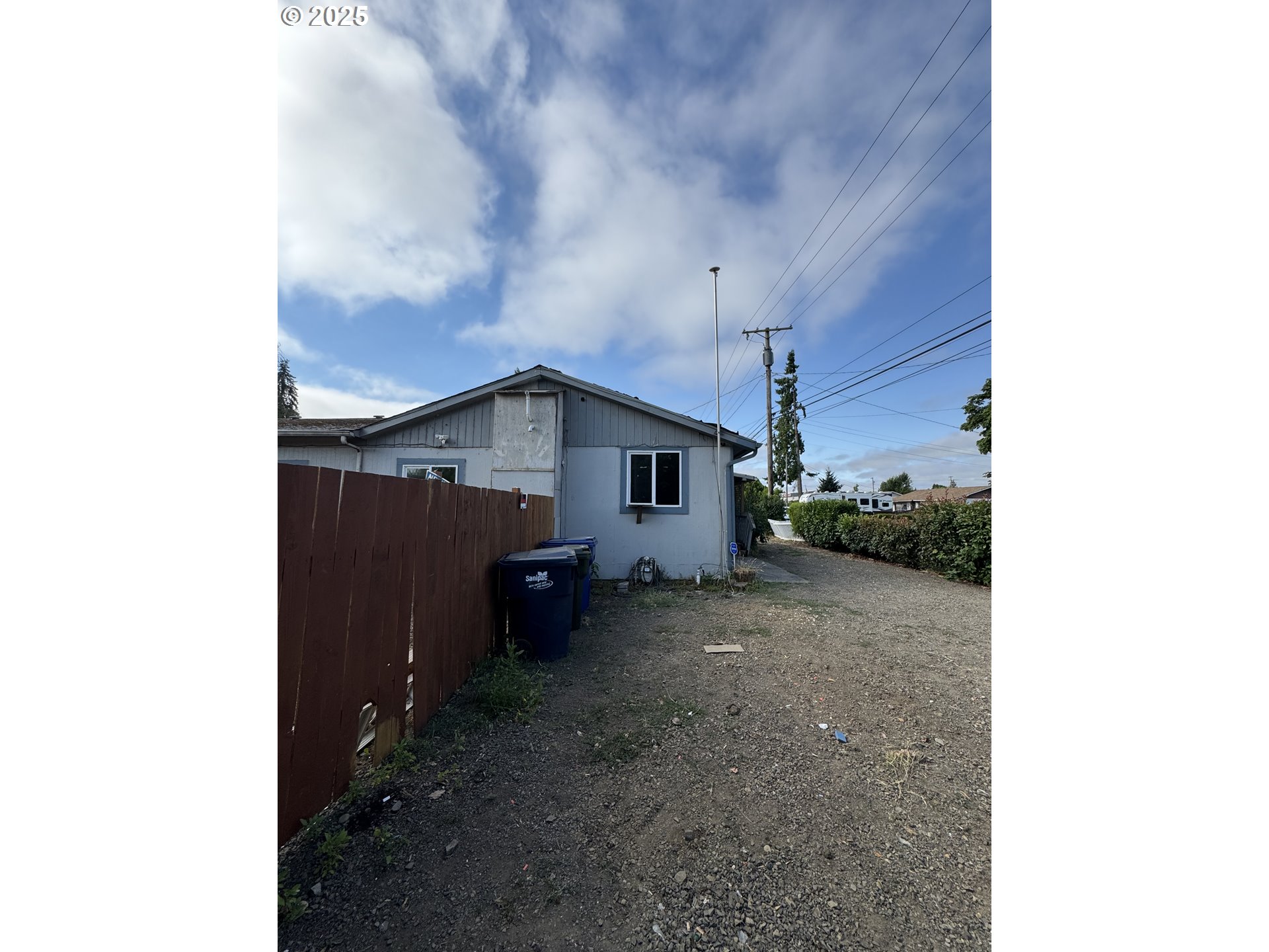 255 36th Street Springfield, OR 97478 - Photo 11 of 11 a backyard of a house