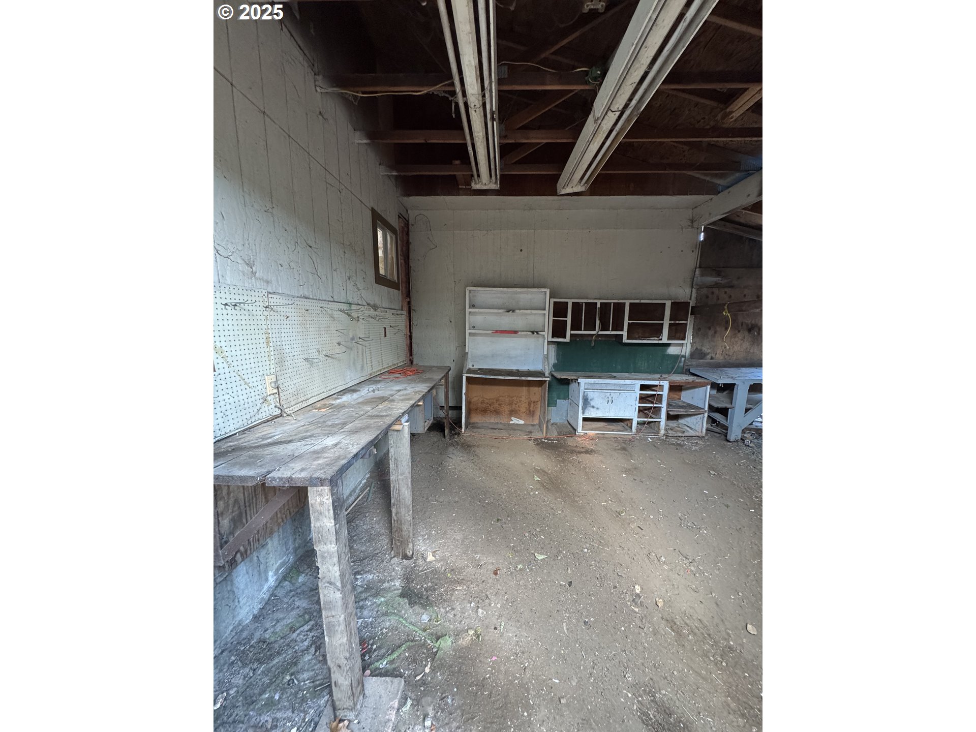 255 36th Street Springfield, OR 97478 - Photo 9 of 11 a room with furniture and a fireplace