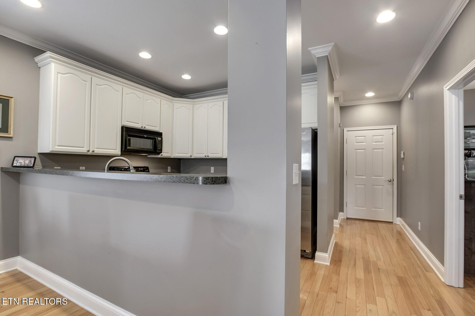 107 Liberty Court Oak Ridge, TN 37830 - Photo 13 of 32 13_LibertyCourt_105_BreakfastBar