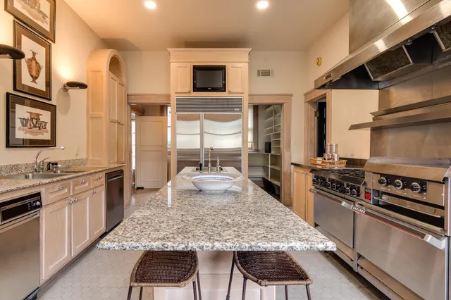 $1,175,000 | 2221 Poplar Avenue, Memphis, TN 38104