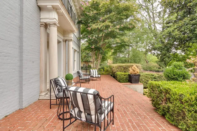 $1,175,000 | 2221 Poplar Avenue, Memphis, TN 38104