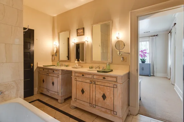 $1,175,000 | 2221 Poplar Avenue, Memphis, TN 38104