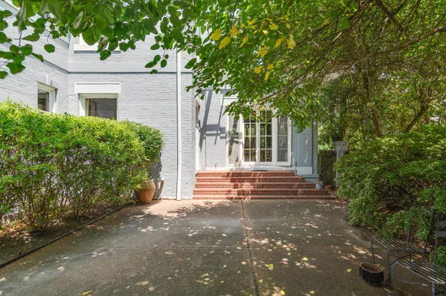 $1,175,000 | 2221 Poplar Avenue, Memphis, TN 38104