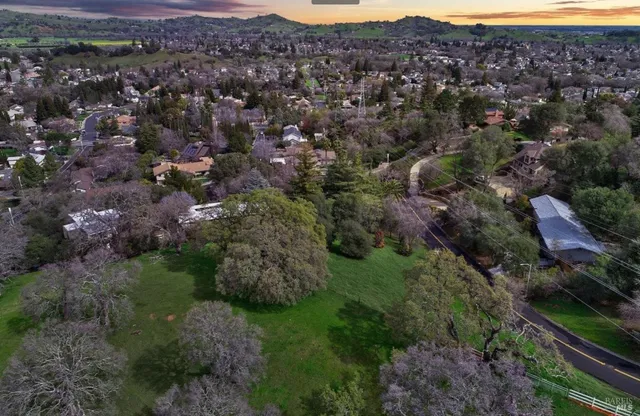 a black and white photo of a living room