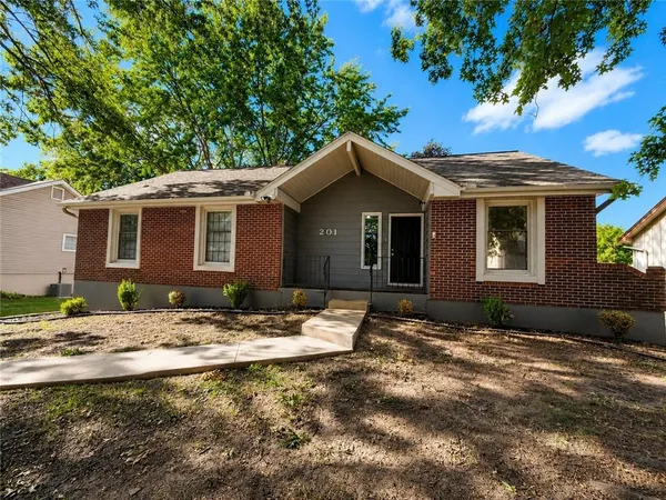 $318,900 | 201 Southeast Princeton Place, Blue Springs, MO 64014