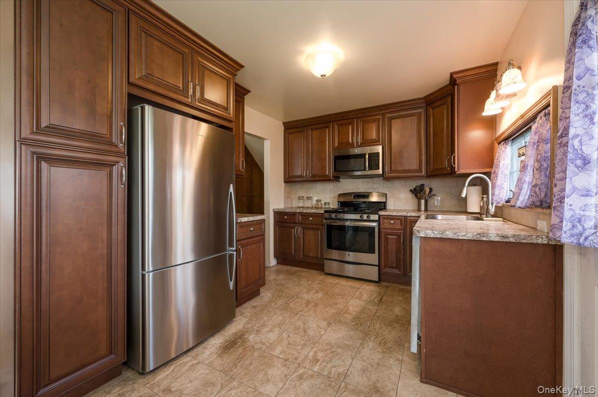 145 Raleigh Lane West Islip, NY 11795 - Photo 11 of 25
