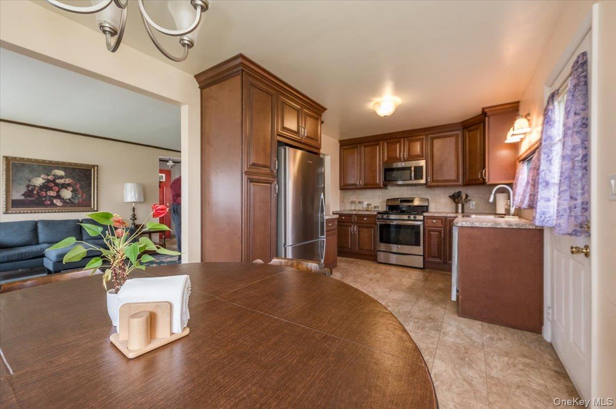 145 Raleigh Lane West Islip, NY 11795 - Photo 13 of 25
