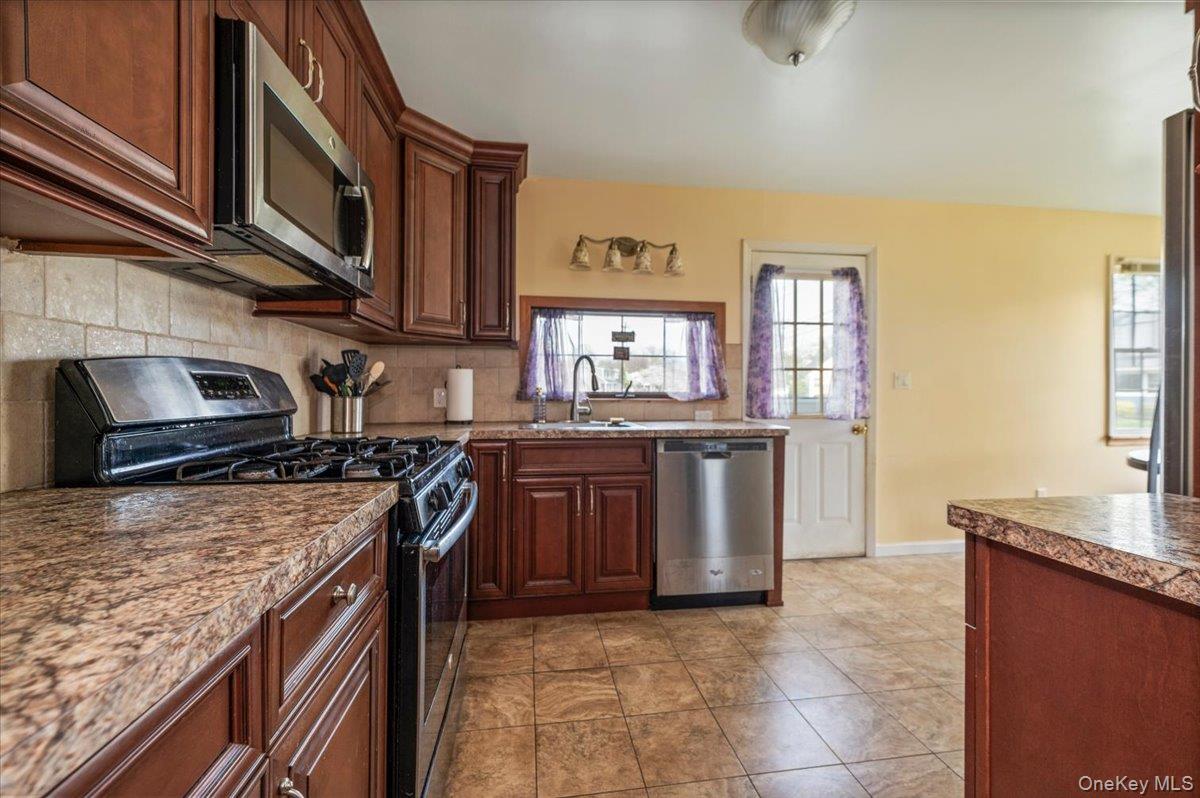 145 Raleigh Lane West Islip, NY 11795 - Photo 10 of 25