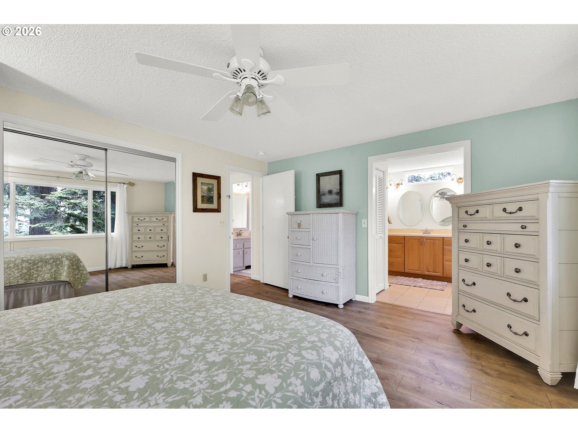 88108 Tiki Lane Springfield, OR 97478 - Photo 35 of 48 a bedroom with a large bed and a window