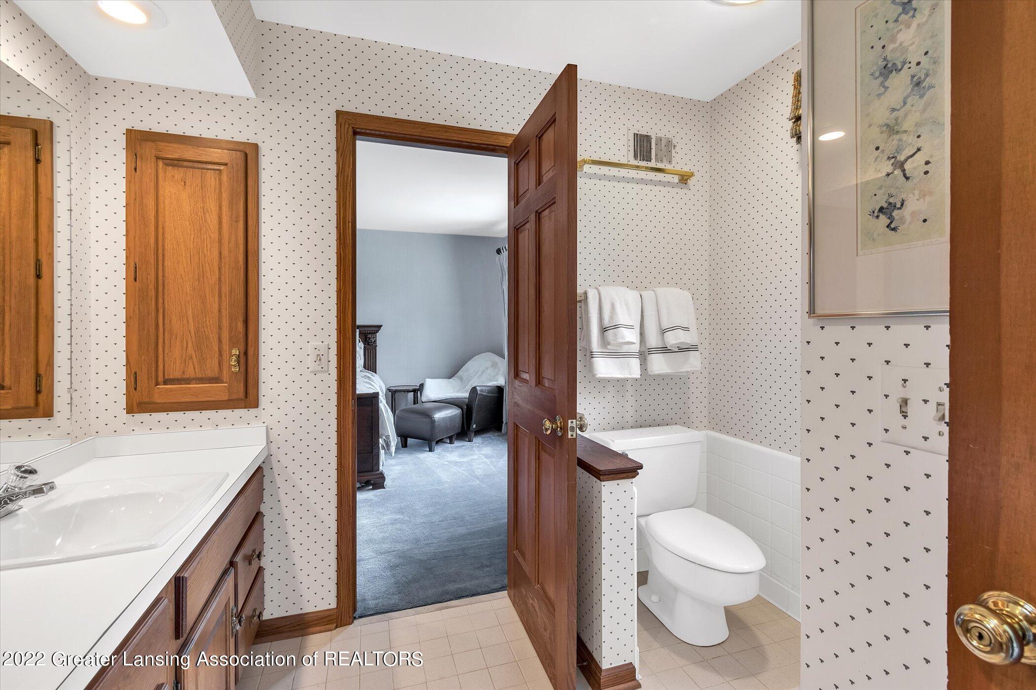 1433 Dennison Road East Lansing, MI 48823 - Photo 36 of 53 Jack and Jill bath