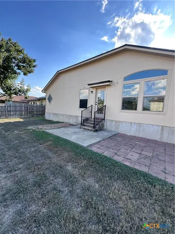 a view of a house with backyard