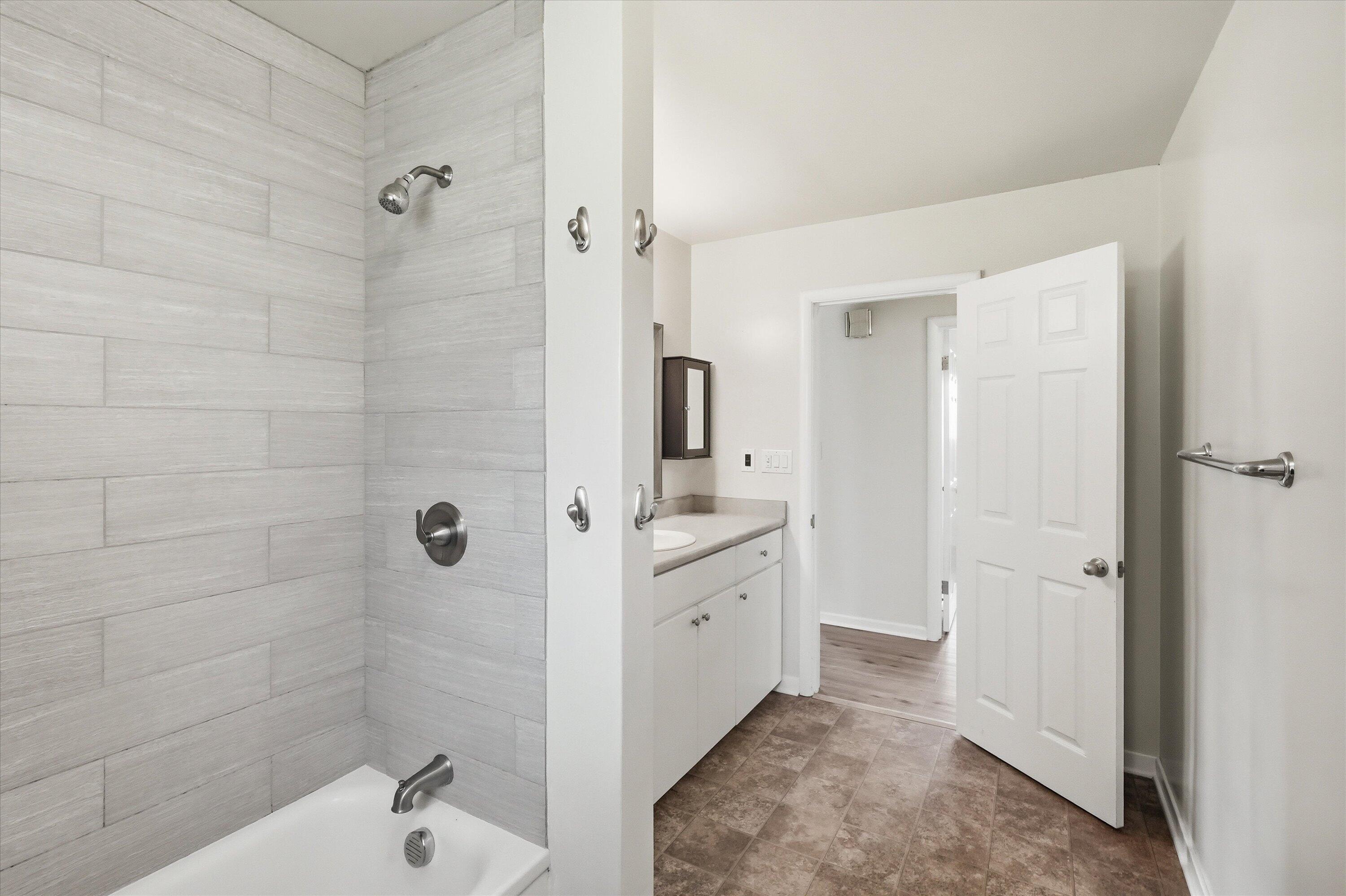 689 South Modoc Avenue Medford, OR 97504 - Photo 22 of 47 Front bathroom