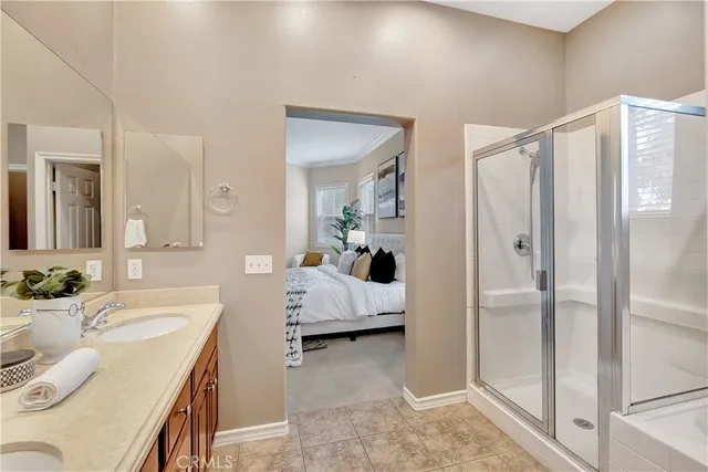 a en suite bathroom with a double vanity sink and mirror