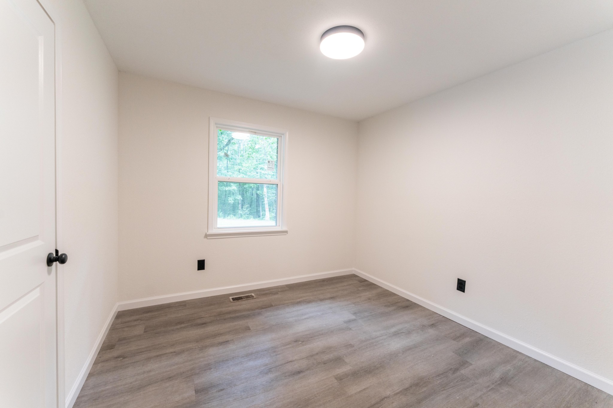 316 Kerrigan Road Crossville, TN 38555 - Photo 15 of 19 an empty room with a window