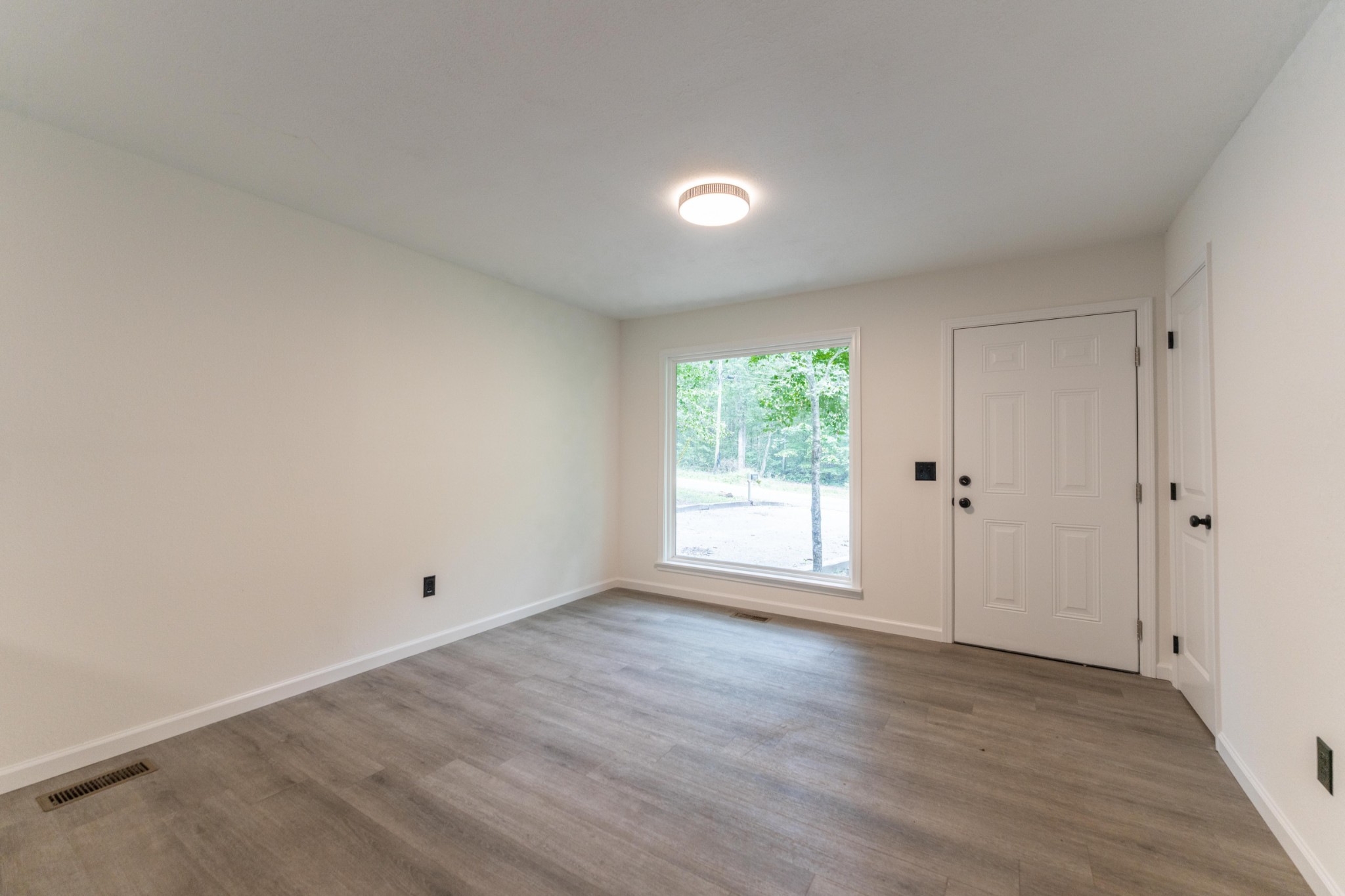316 Kerrigan Road Crossville, TN 38555 - Photo 2 of 19 a view of room with window and wooden floor