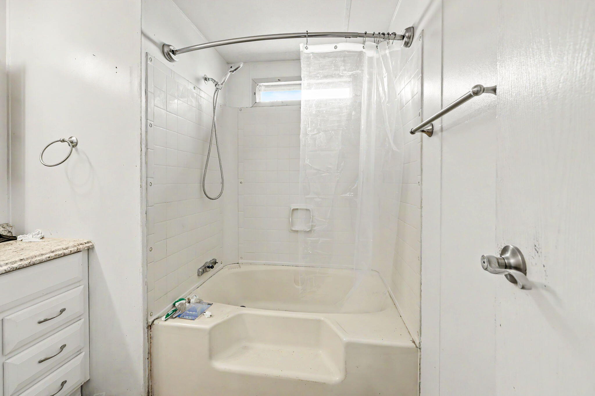421 Stevens Road, Unit 34 Eagle Point, OR 97524 - Photo 14 of 19 a bathroom with a tub shower vanity and a sink