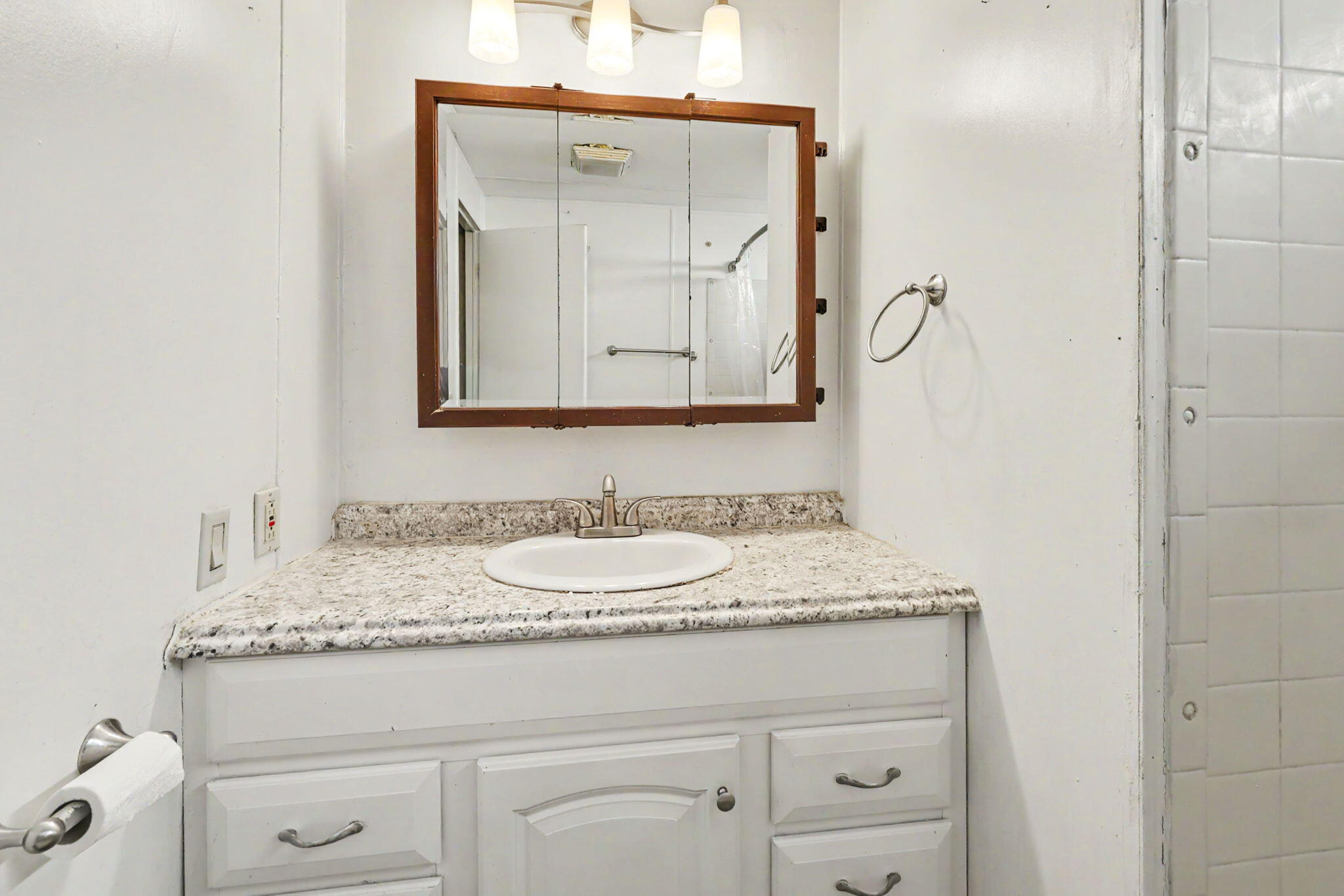 421 Stevens Road, Unit 34 Eagle Point, OR 97524 - Photo 15 of 19 a bathroom with a sink vanity and a mirror