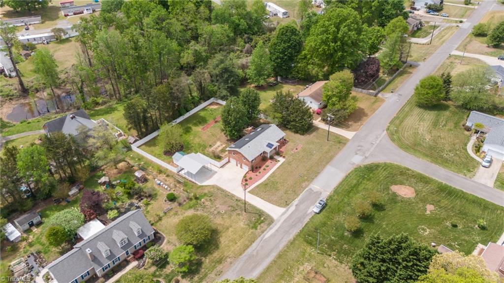 154 Applegate Road Kernersville, NC 27284 - Photo 9 of 48 Gallery Image 9