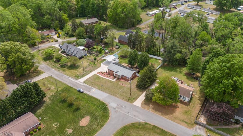 154 Applegate Road Kernersville, NC 27284 - Photo 10 of 48 Gallery Image 10