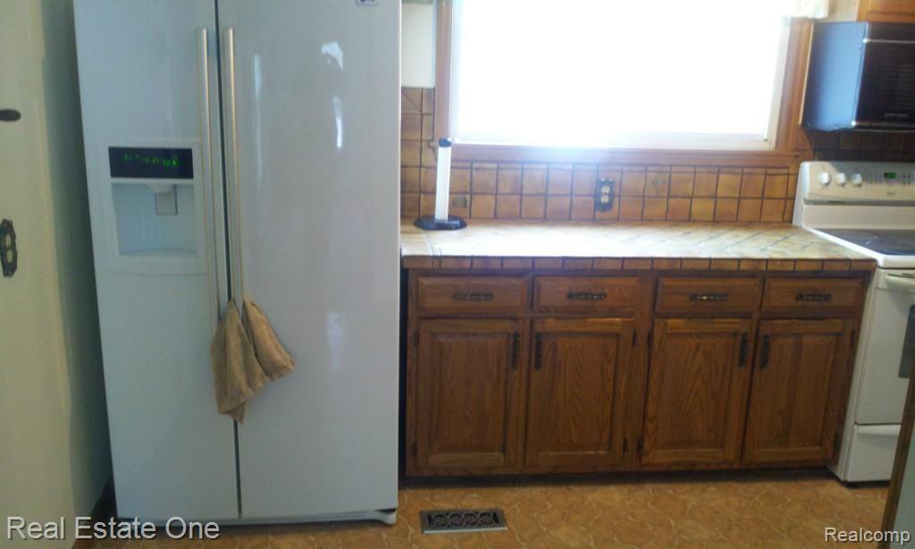 1300 West Rose Center Road Holly, MI 48442 - Photo 15 of 45 Kitchen (pic 3)
