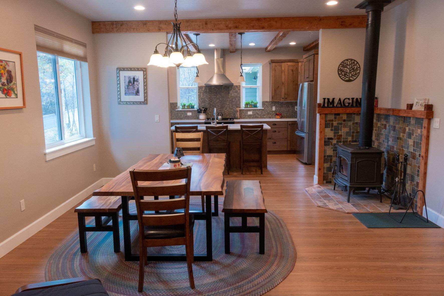 6852 Redstart Road Klamath Falls, OR 97601 - Photo 9 of 29 diningroom1