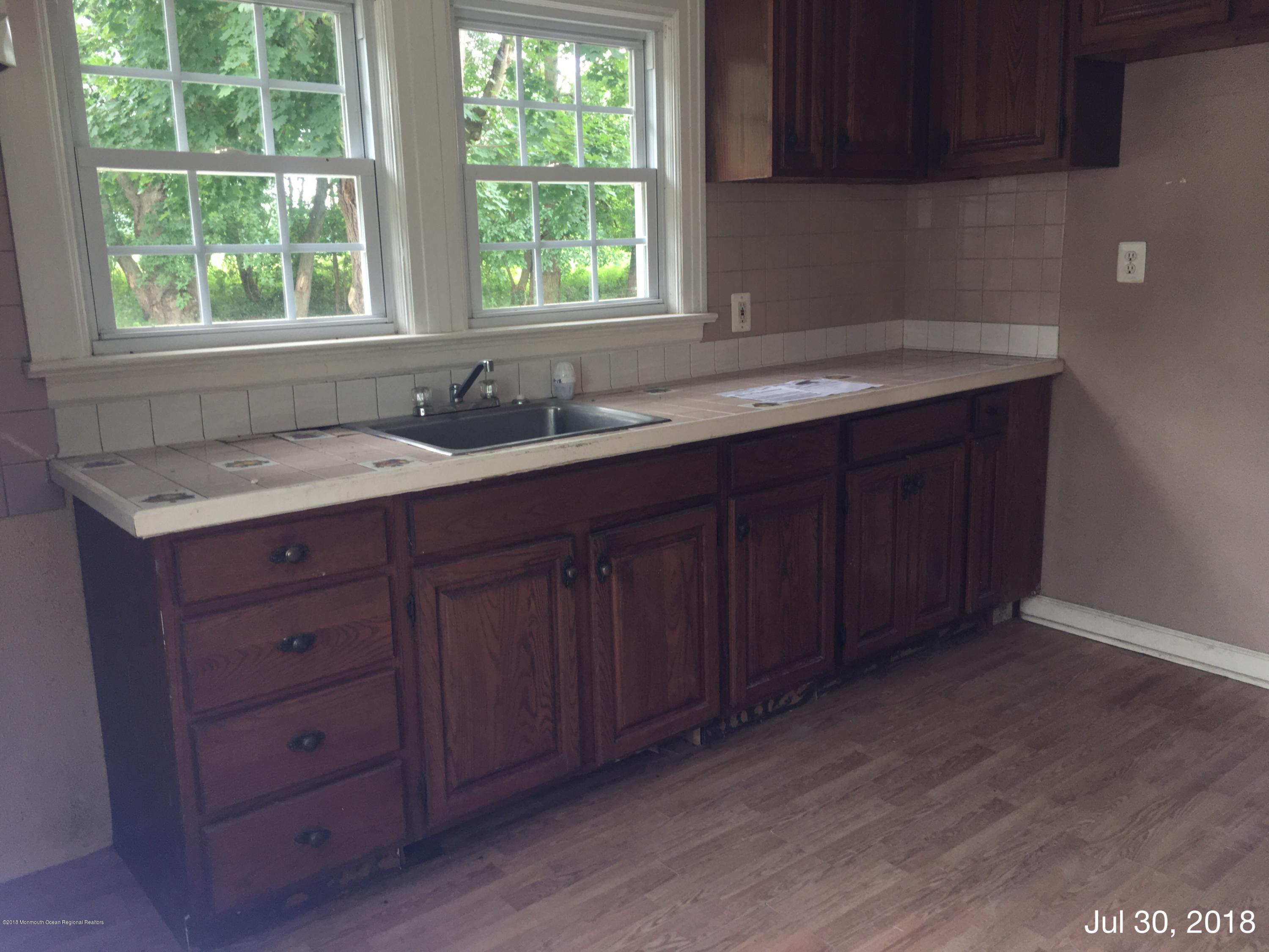 342 Etra Road Hightstown, NJ 08520 - Photo 4 of 12 133 409 525 342 35 9 4 084