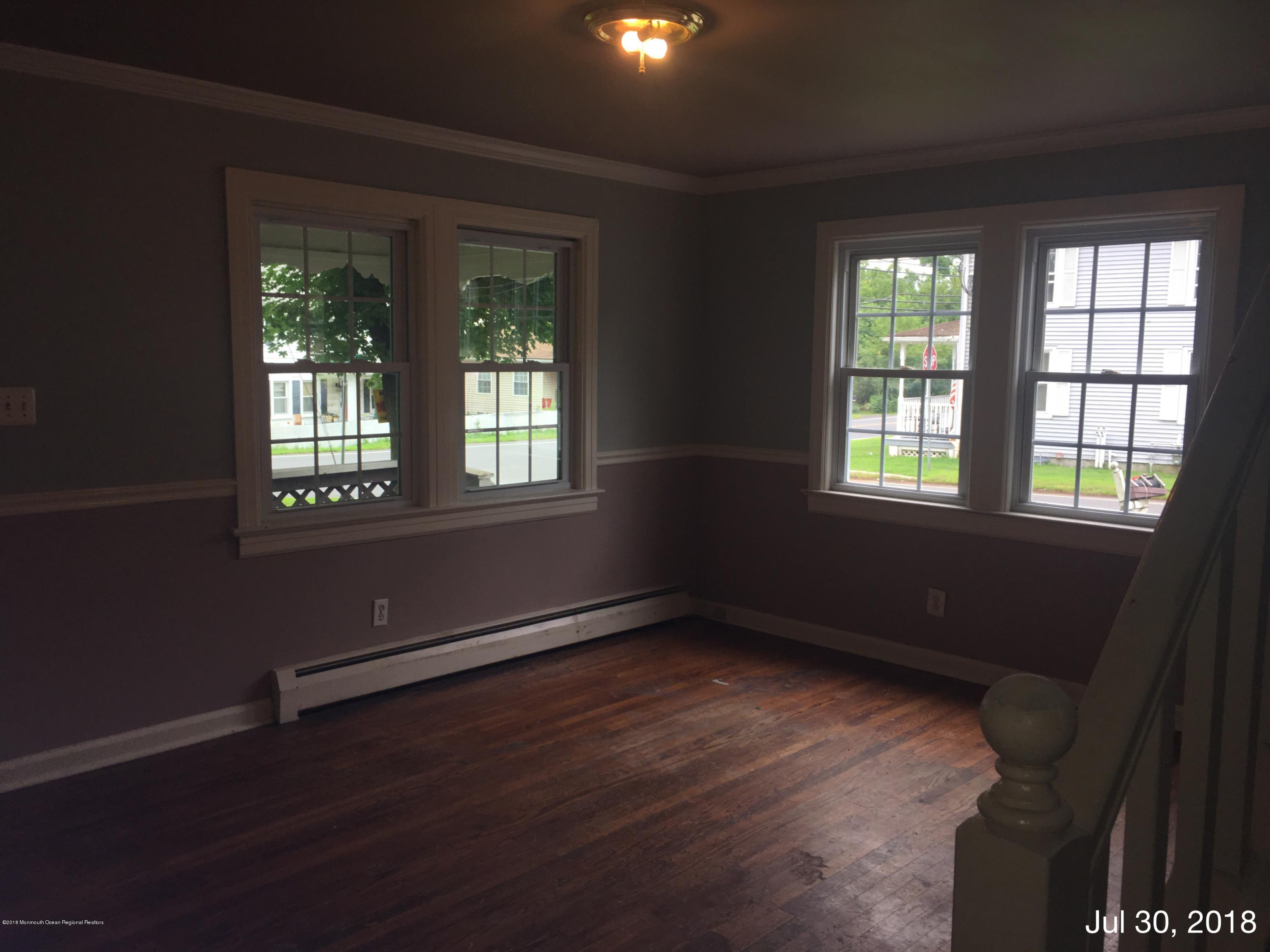 342 Etra Road Hightstown, NJ 08520 - Photo 6 of 12 133 409 525 342 35 9 4 086