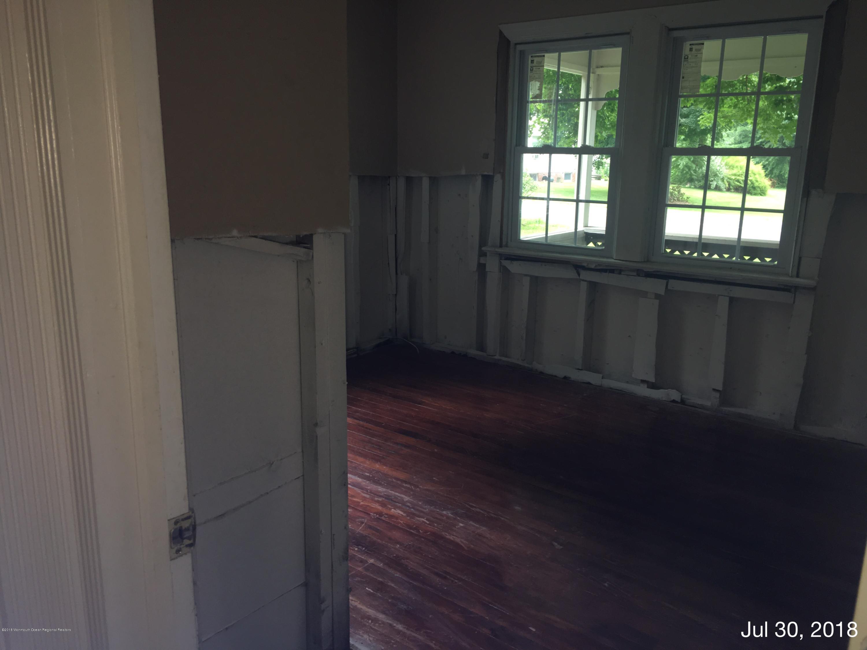 342 Etra Road Hightstown, NJ 08520 - Photo 7 of 12 133 409 525 342 35 9 4 087