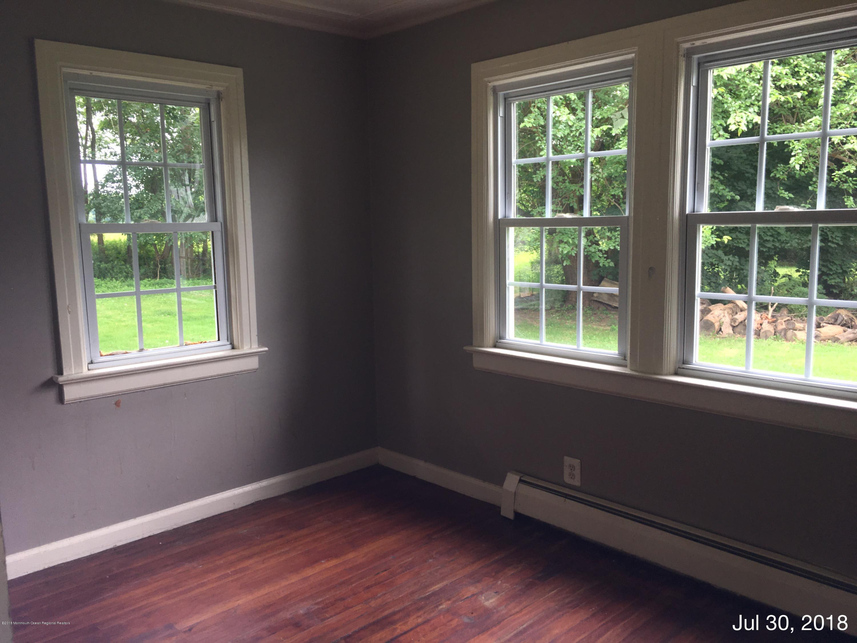 342 Etra Road Hightstown, NJ 08520 - Photo 8 of 12 133 409 525 342 35 9 4 090