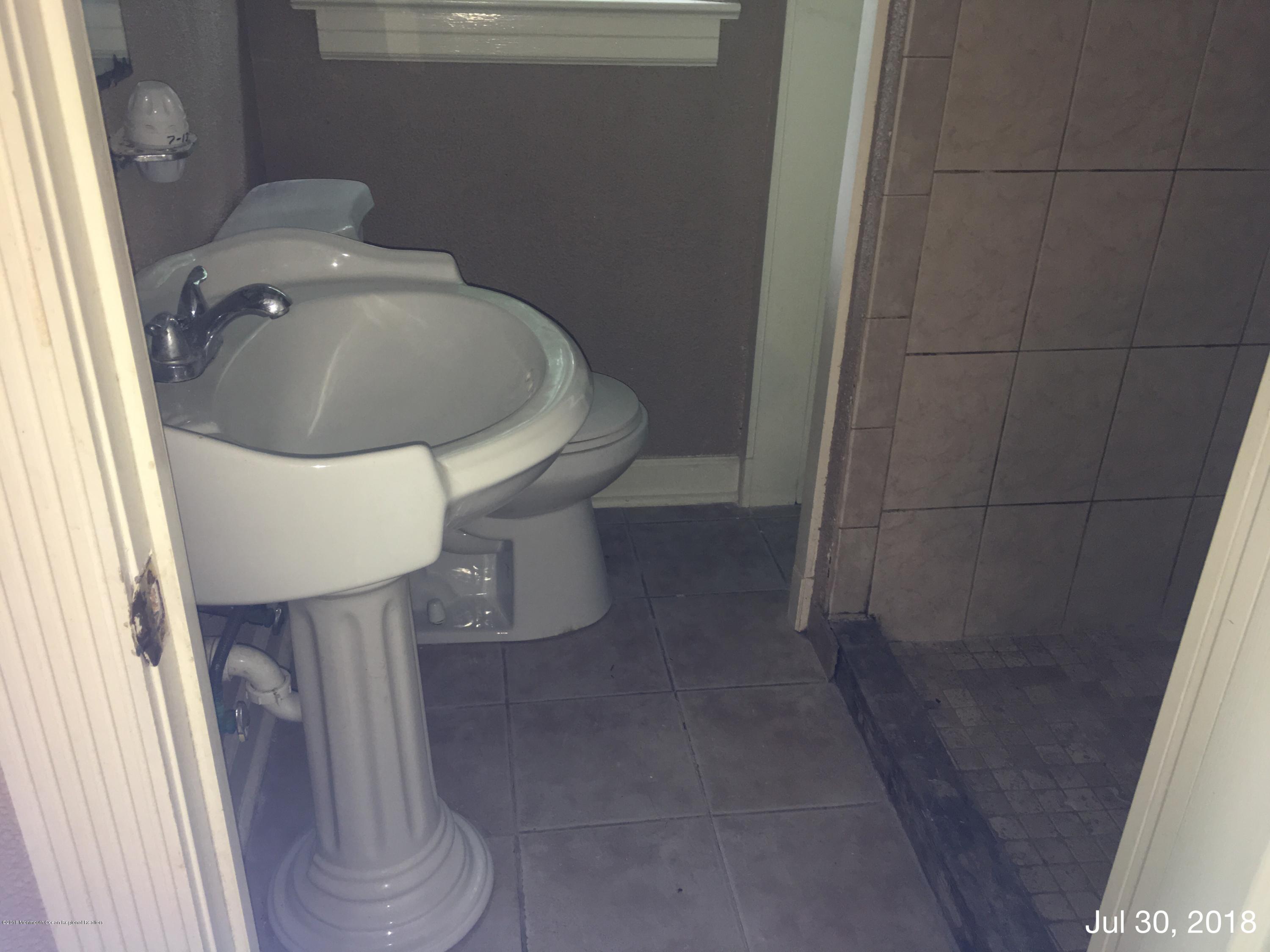 342 Etra Road Hightstown, NJ 08520 - Photo 9 of 12 133 409 525 342 35 9 4 092