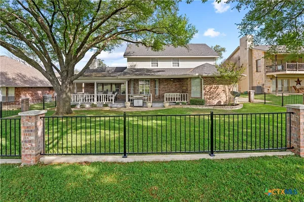 a view of a garden with a tree