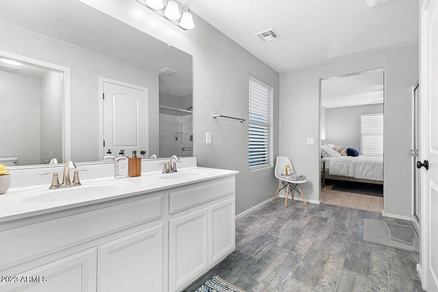 3915 East Liberty Lane Gilbert, AZ 85296 - Photo 11 of 29 image