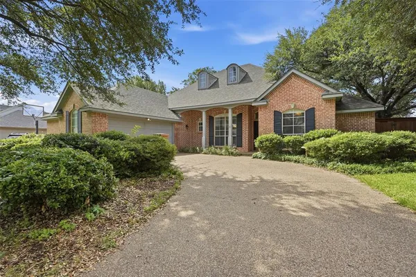 $3,100 | 3318 Summergrove Drive, Arlington, TX 76001