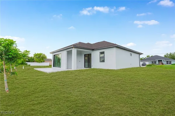 a view of a house with a yard