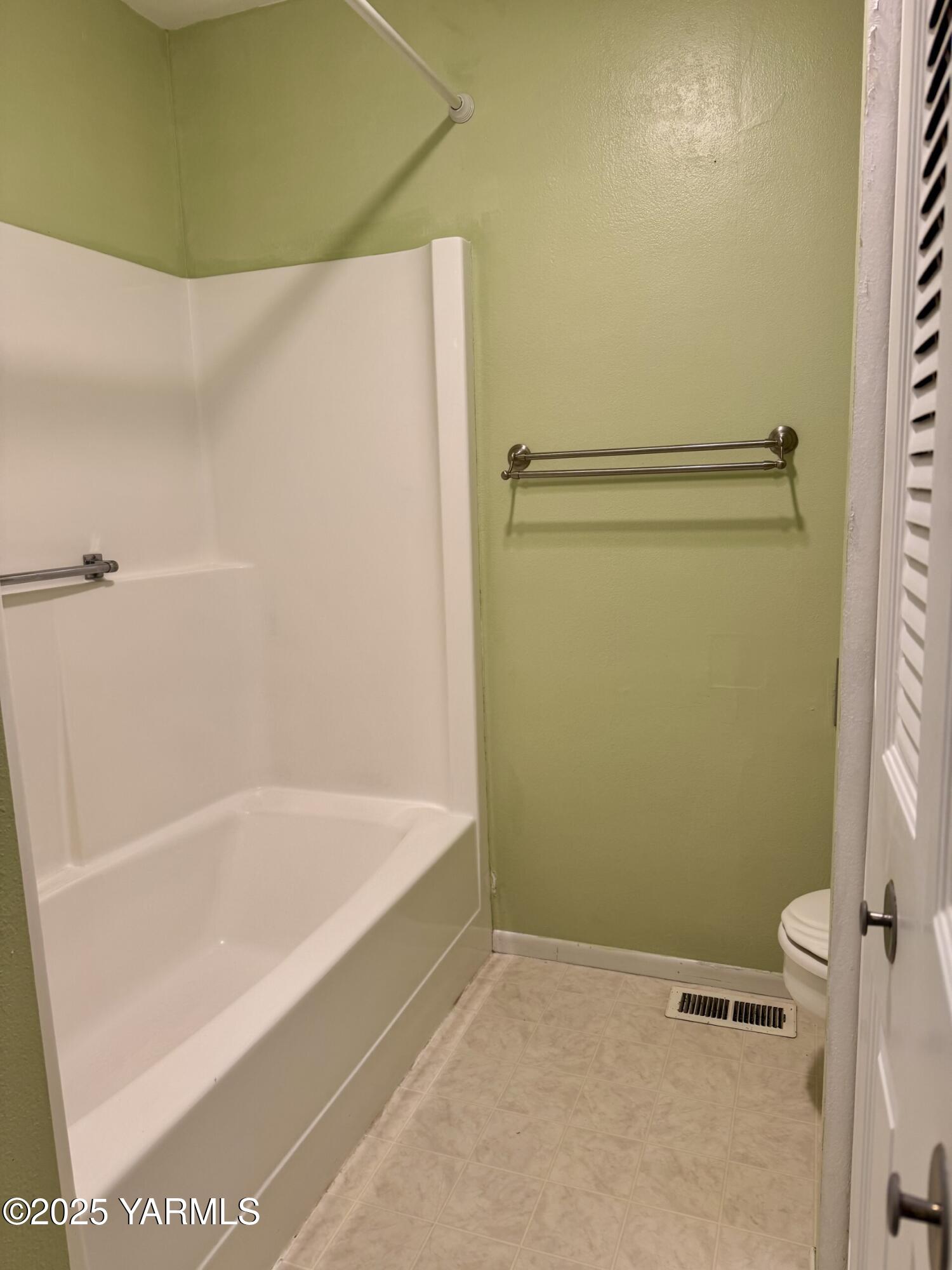 215 North 56th Avenue, Unit 5 Yakima, WA 98908 - Photo 16 of 31 a bathroom with a bathtub