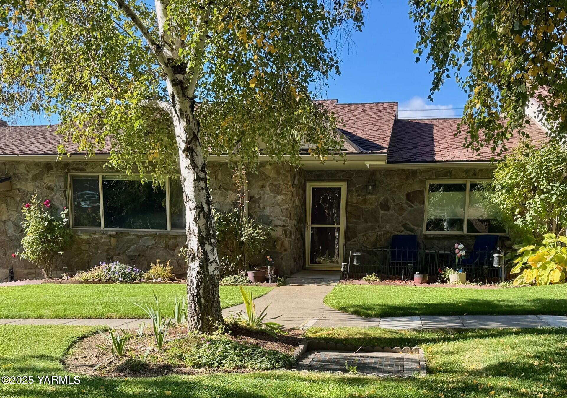 215 North 56th Avenue, Unit 5 Yakima, WA 98908 - Photo 2 of 31 a front view of a house with garden