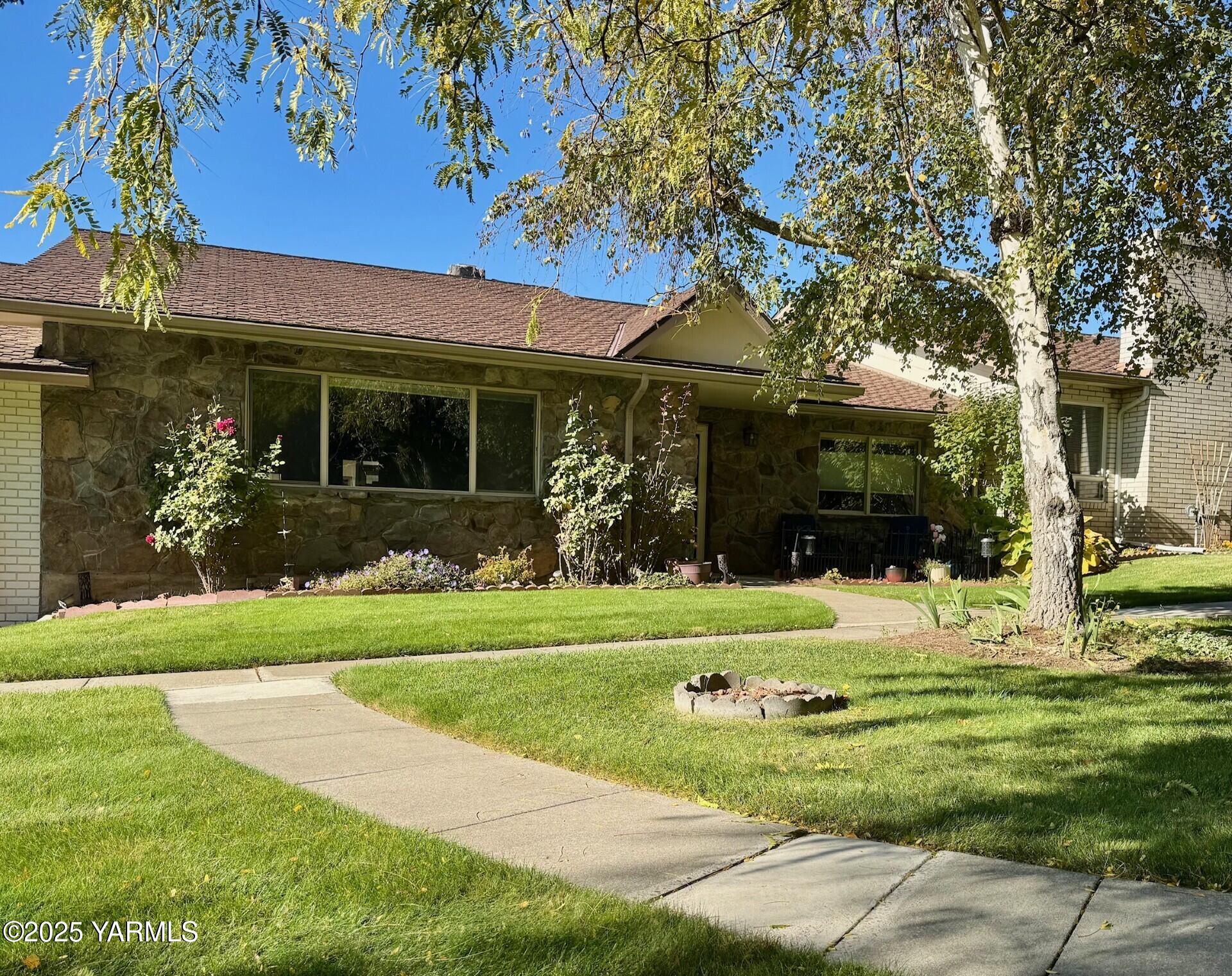 215 North 56th Avenue, Unit 5 Yakima, WA 98908 - Photo 25 of 31 a view of a house with a garden