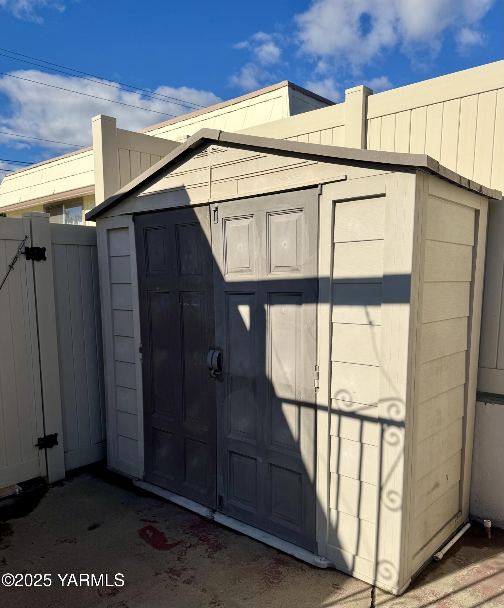 215 North 56th Avenue, Unit 5 Yakima, WA 98908 - Photo 29 of 31 a view of a front door
