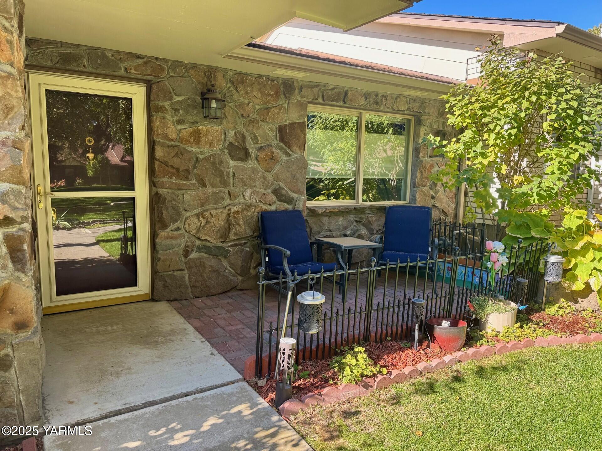 215 North 56th Avenue, Unit 5 Yakima, WA 98908 - Photo 3 of 31 a backyard of a house with outdoor seating