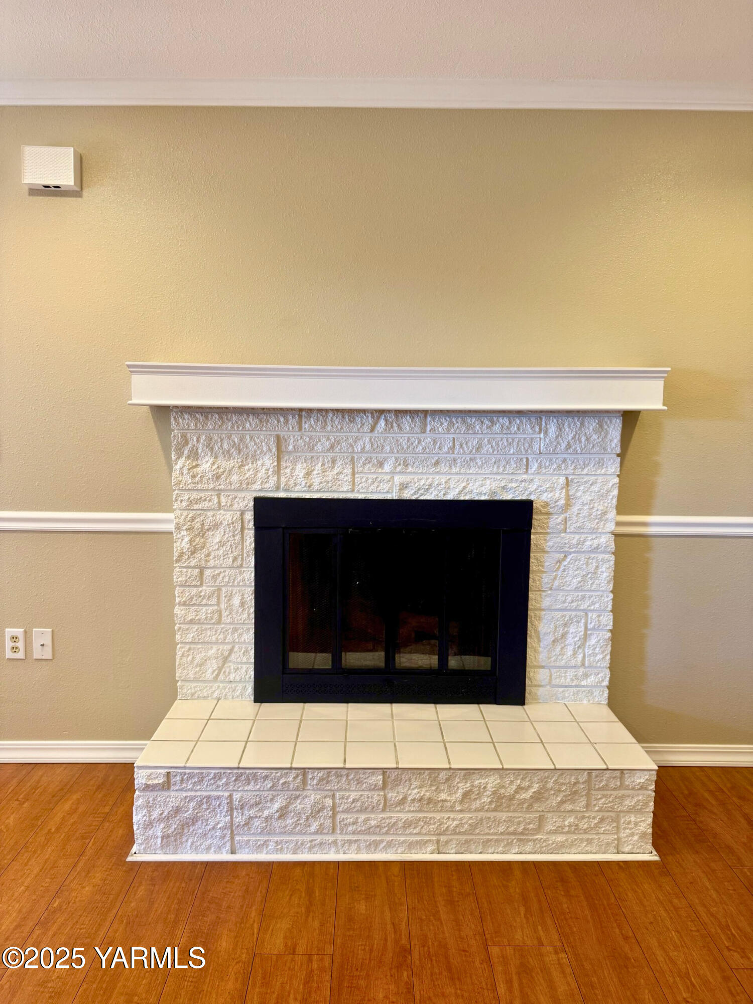 215 North 56th Avenue, Unit 5 Yakima, WA 98908 - Photo 9 of 31 a living room with a fireplace