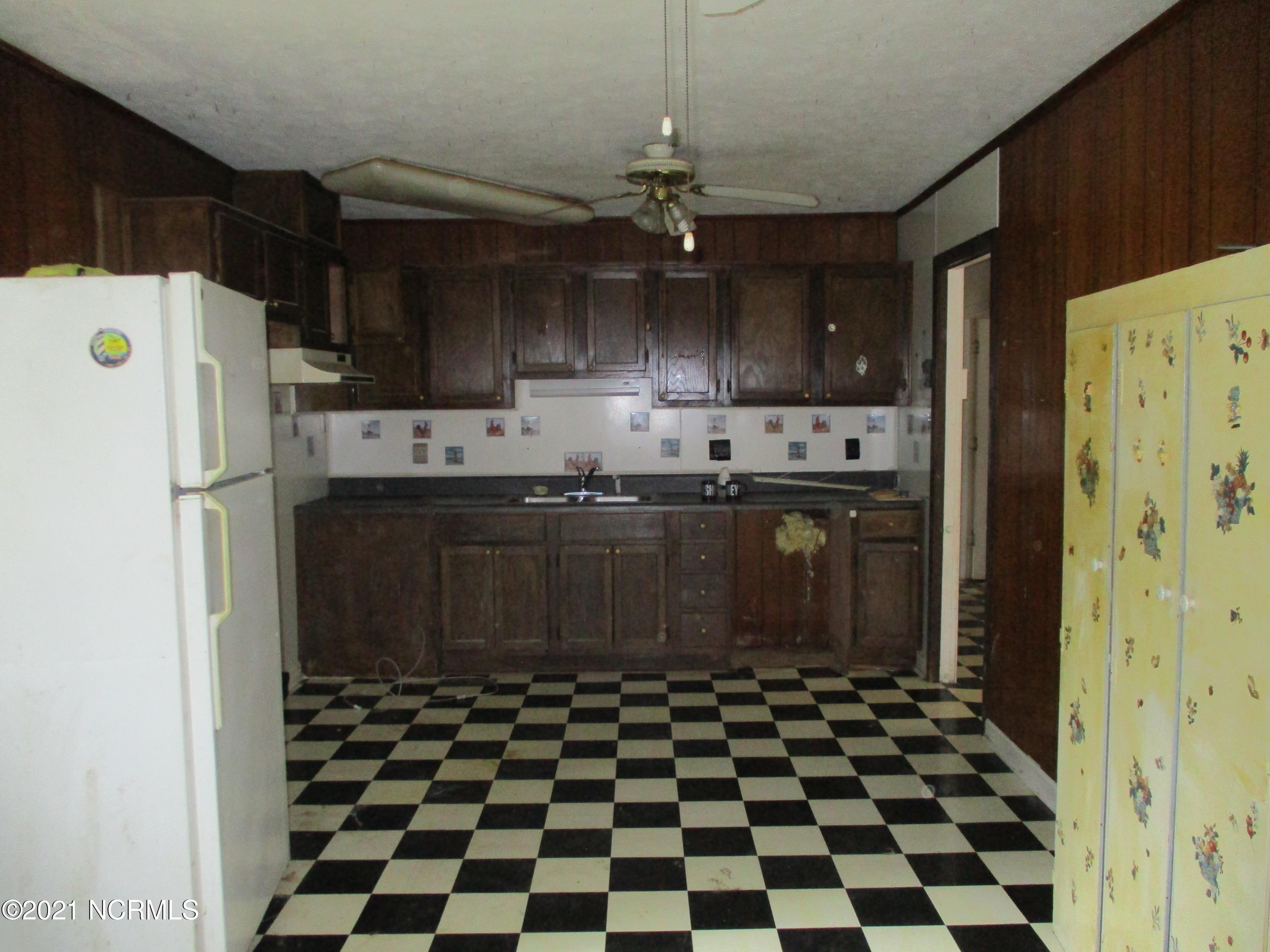 21100 Airbase Road Wagram, NC 28396 - Photo 3 of 12 Kitchen