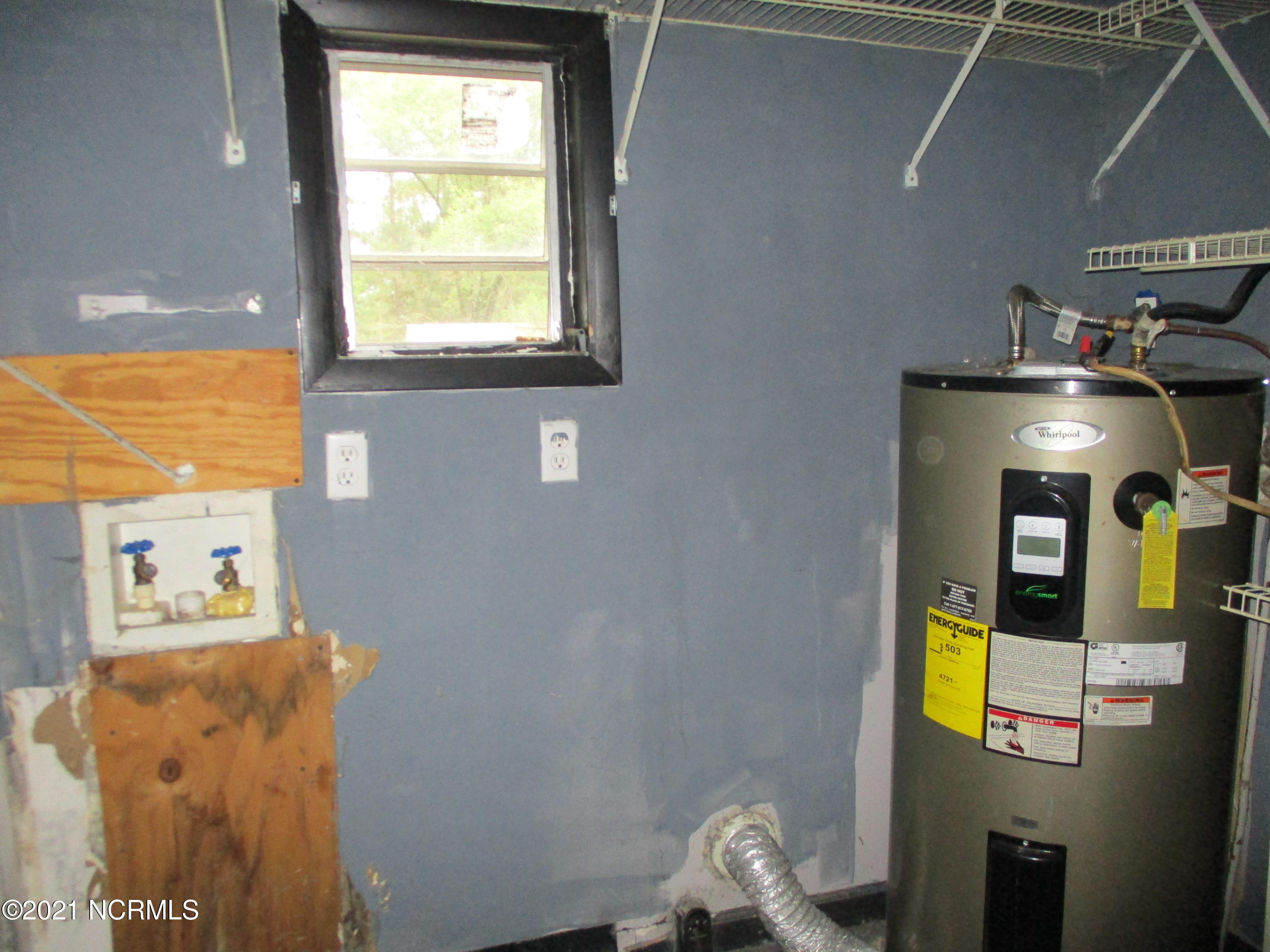 21100 Airbase Road Wagram, NC 28396 - Photo 4 of 12 Laundry