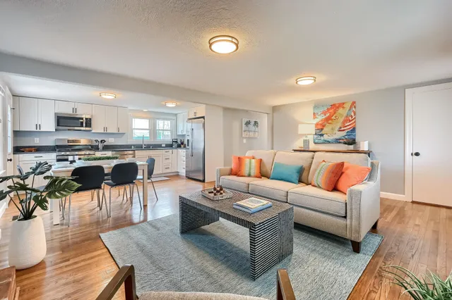 $2,400 | 32 Washington Avenue, Hyannis, MA 02601