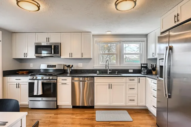 $2,400 | 32 Washington Avenue, Hyannis, MA 02601