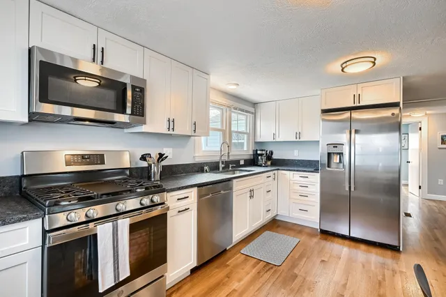 $2,400 | 32 Washington Avenue, Hyannis, MA 02601