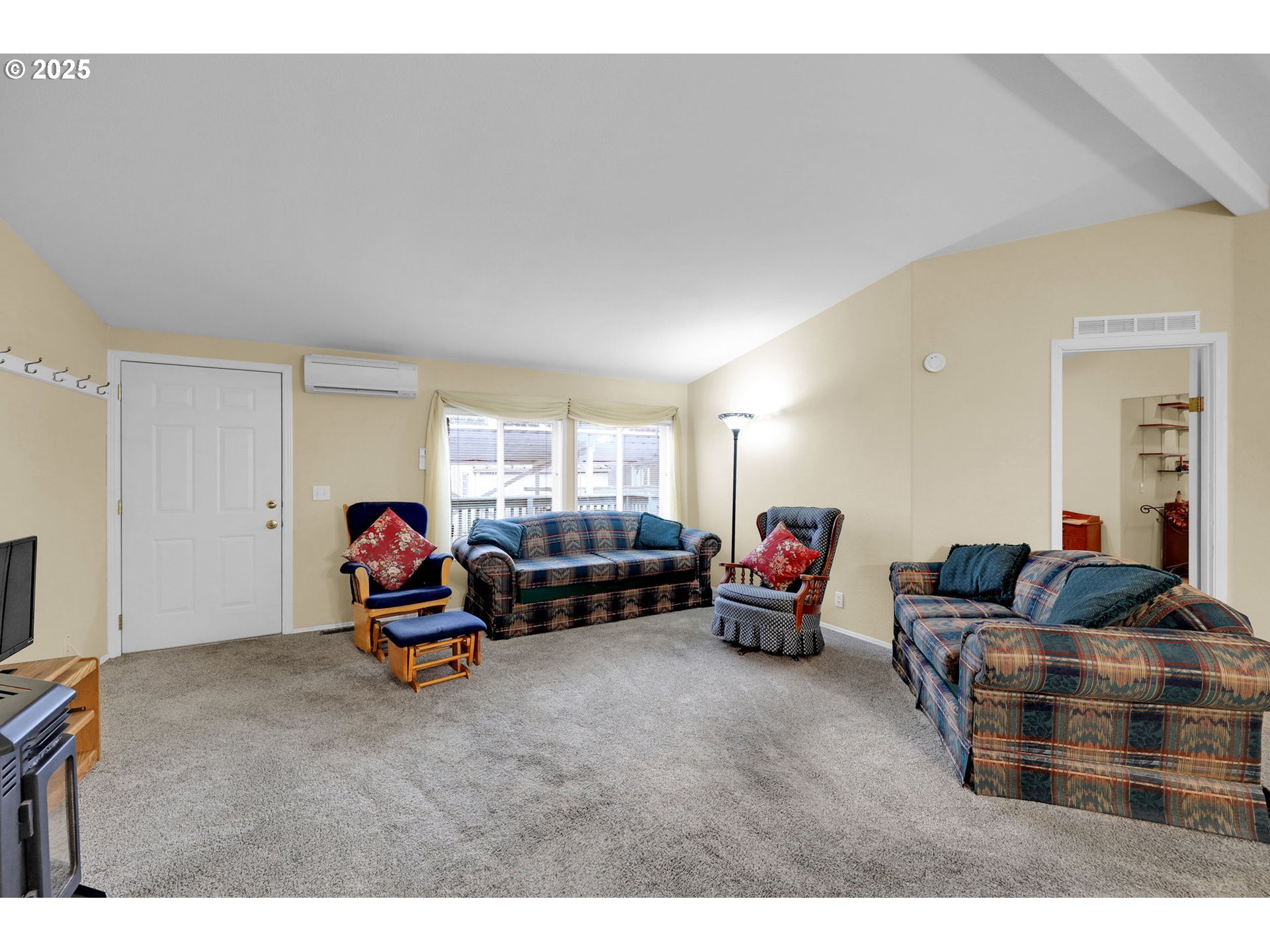 3900 Coburg Road, Unit 95 Eugene, OR 97408 - Photo 16 of 42 a living room with furniture and a flat screen tv