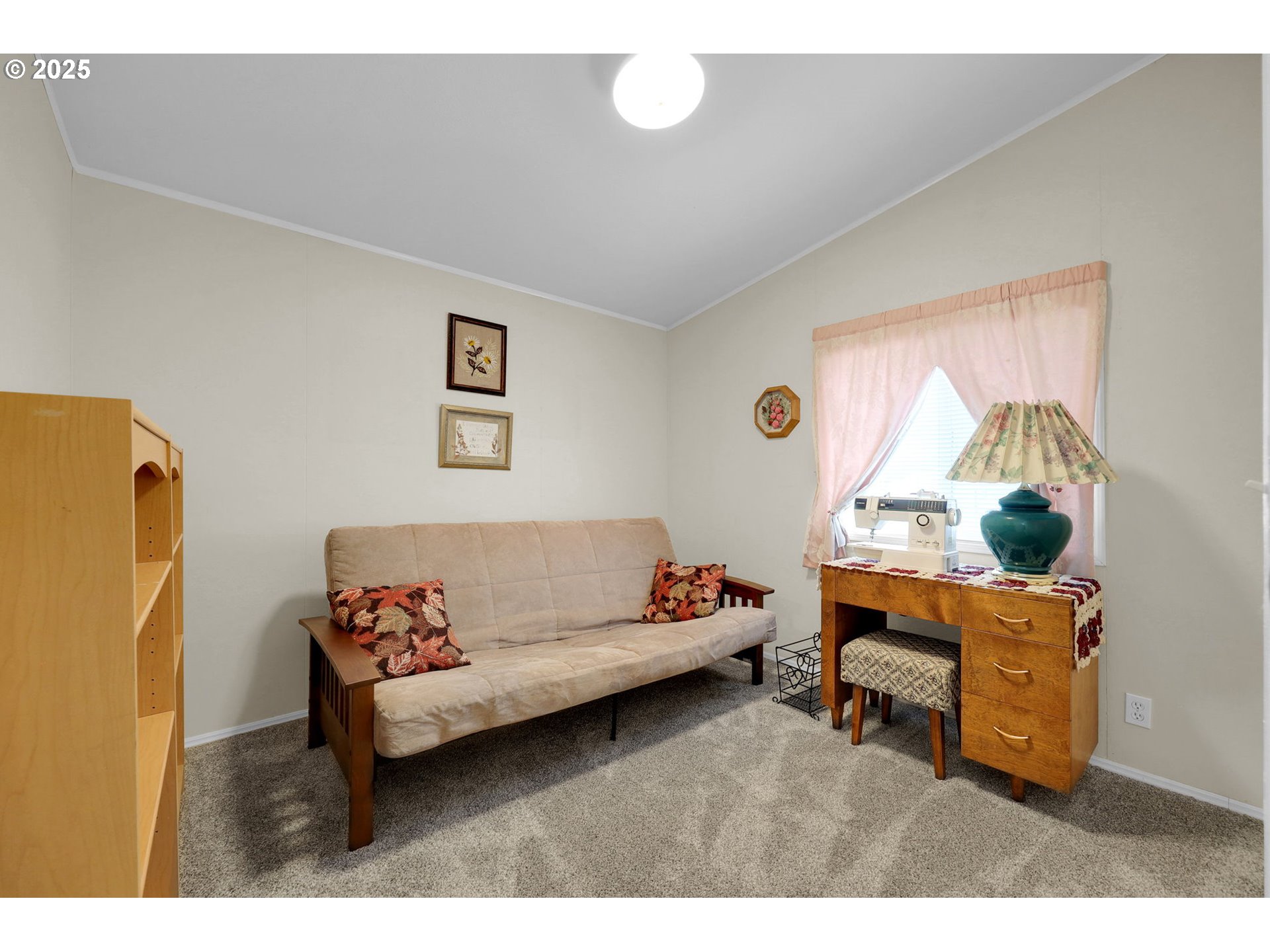3900 Coburg Road, Unit 95 Eugene, OR 97408 - Photo 18 of 42 a living room with furniture and a window
