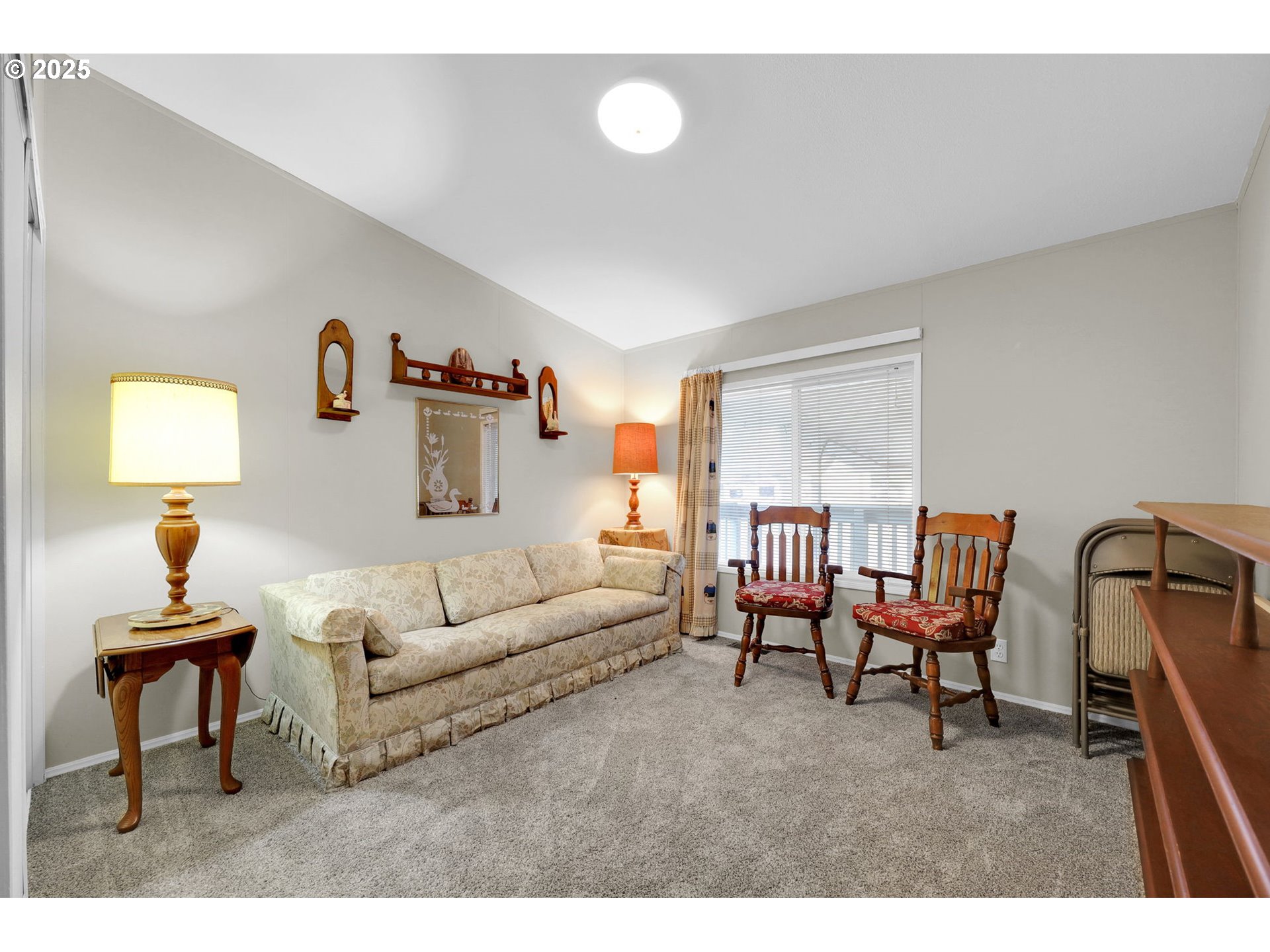 3900 Coburg Road, Unit 95 Eugene, OR 97408 - Photo 20 of 42 a living room with furniture and a lamp