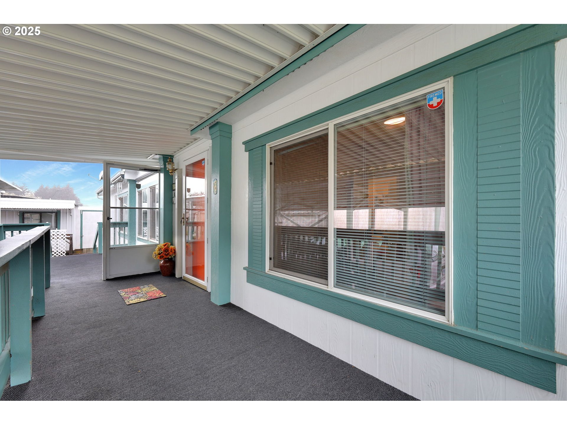 3900 Coburg Road, Unit 95 Eugene, OR 97408 - Photo 32 of 42 a living room with furniture and a window